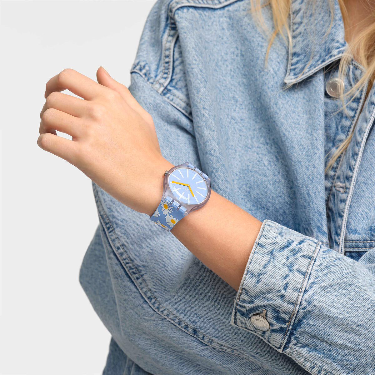 SO29S100 Reloj Swatch Dazed By Daisies unisex correa de resina flores